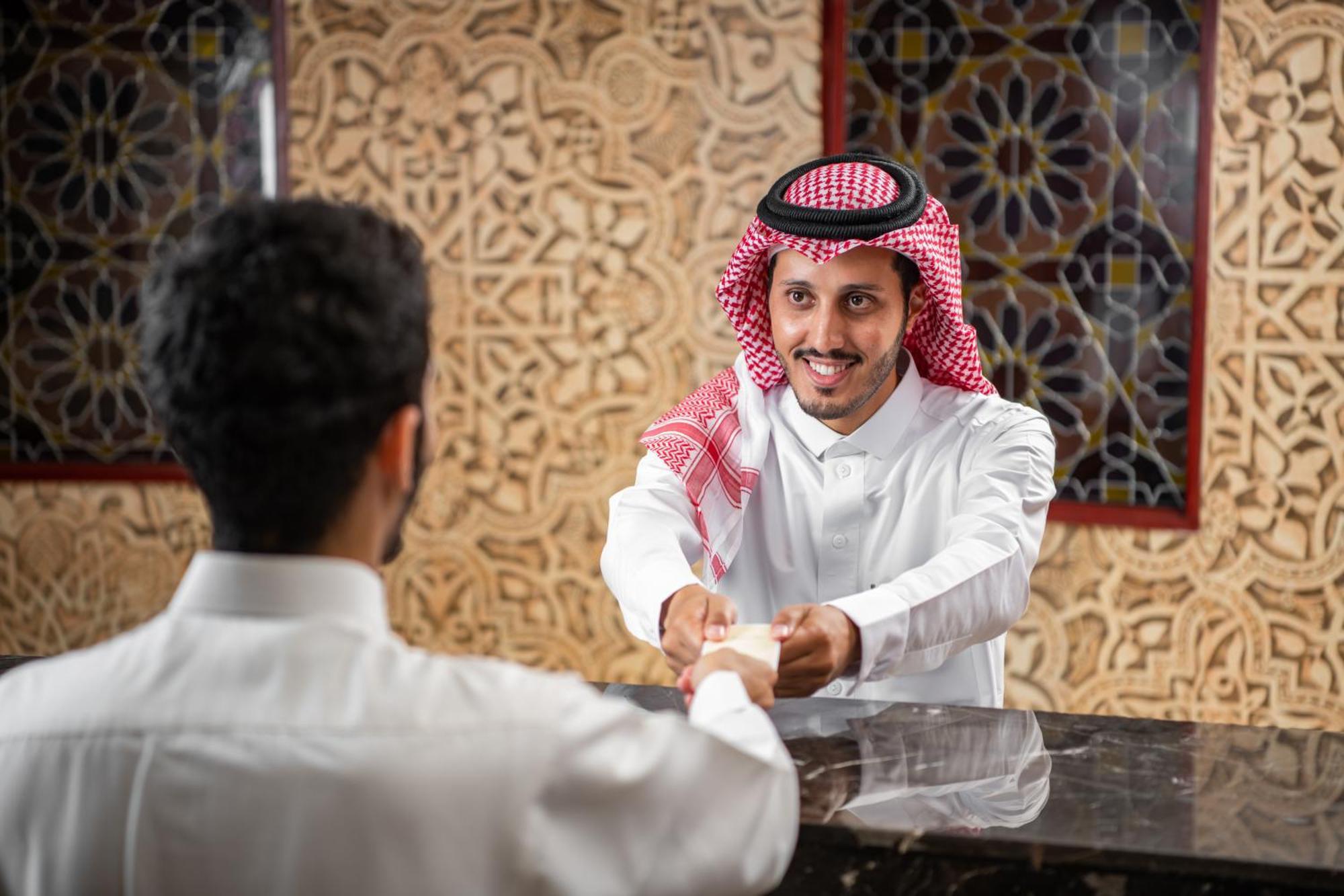 โรงแรมอัลโชฮาดา Mecca ภายนอก รูปภาพ Arab men greeting each other
