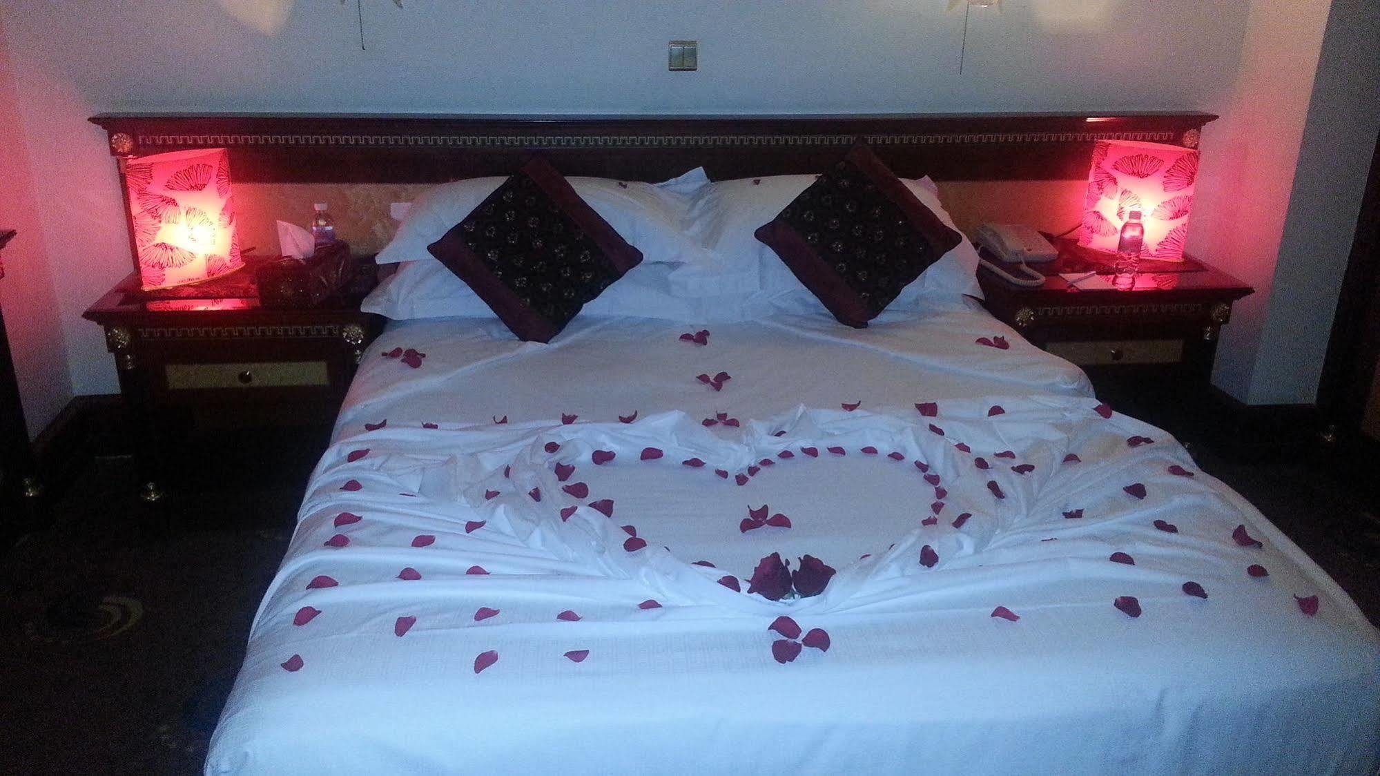โรงแรมอัลโชฮาดา Mecca ภายนอก รูปภาพ A bed with rose petals