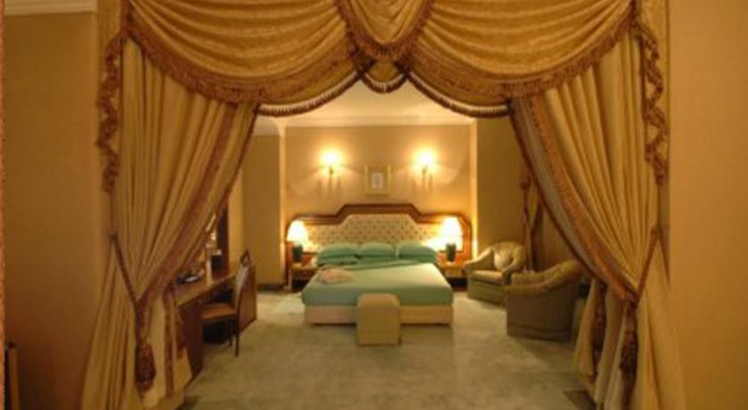 โรงแรมอัลโชฮาดา Mecca ภายนอก รูปภาพ A bedroom at the hotel
